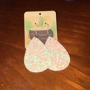 💥3/$15💥Pink Sparkly Teardrop Earrings‎